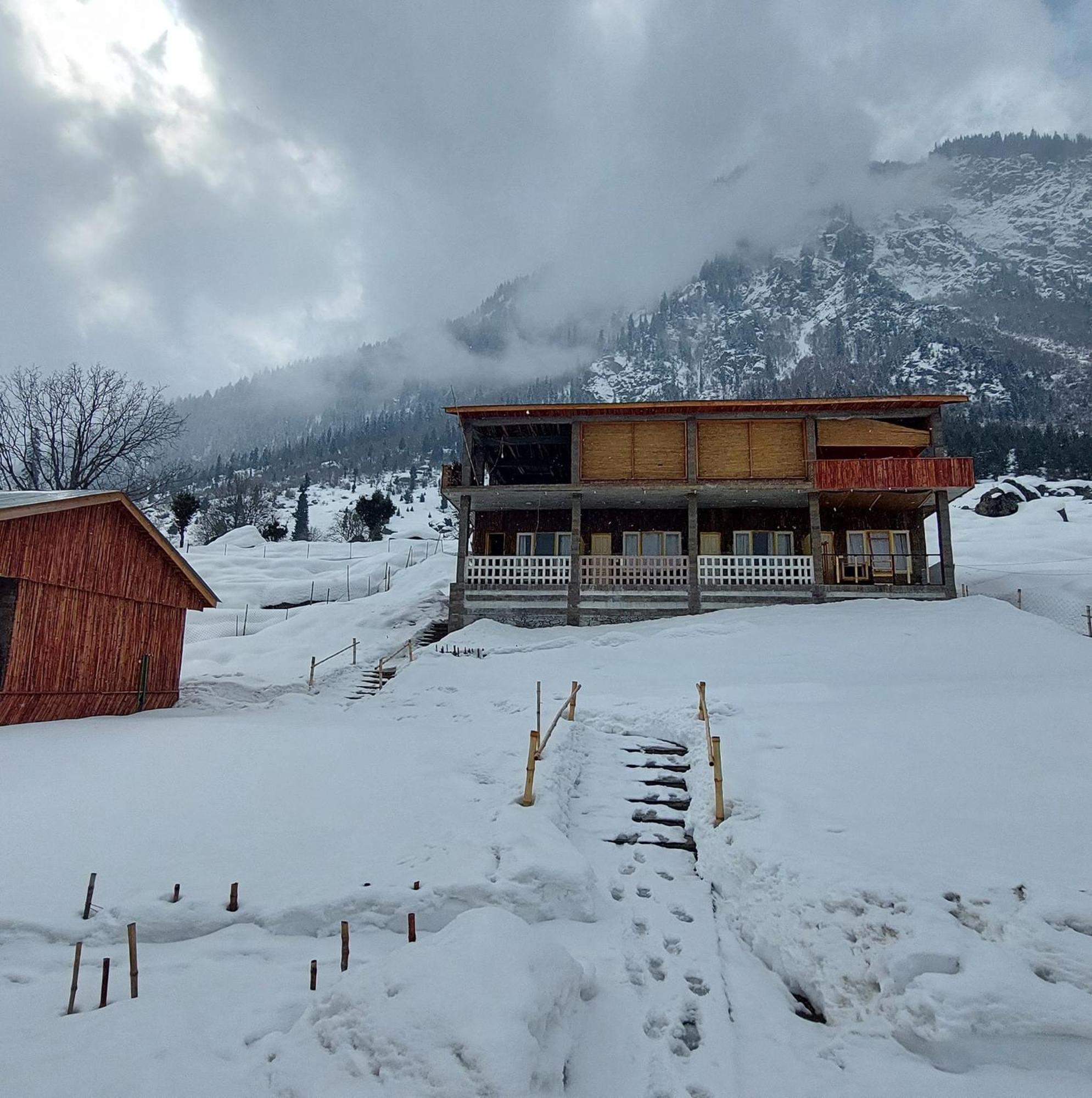 Khana Badosh Resort Kalam ภายนอก รูปภาพ